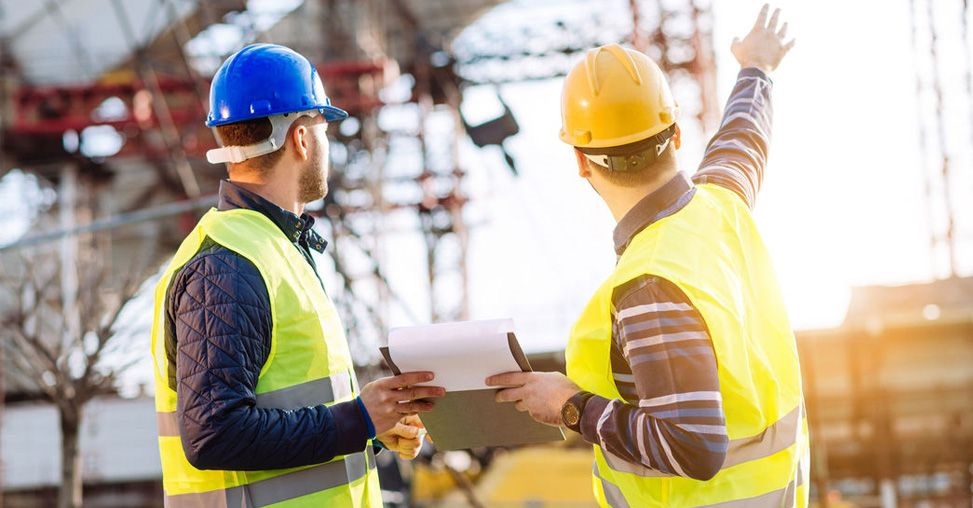 Trabajadores con elementos de seguridad